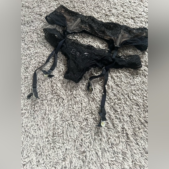 EUC Victoria’s Secret black lace garter belt. Size M/L. - Picture 3 of 10